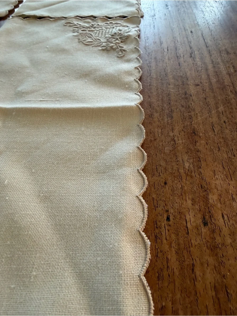 Vintage Embroidered Scalloped Edge Dinner Napkins - Cream/Tan 12